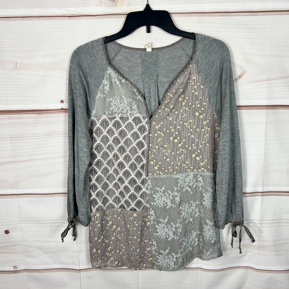 Tiny Top Womens Medium Gray Embroidered Artsy Blouse V-Neck 3/4 Sleeve Pullover